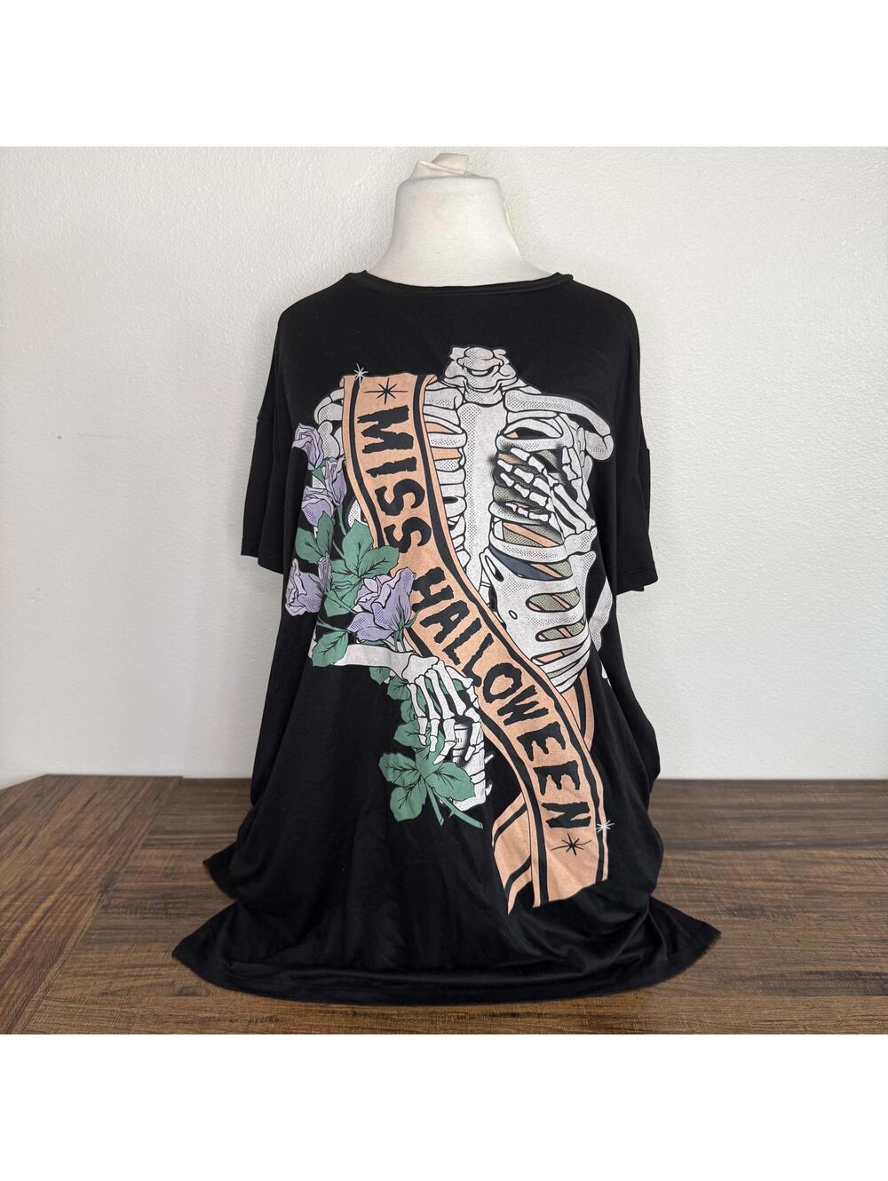 Black Halloween Graphic T-Shirt with Skeleton and Floral Design Size Large
